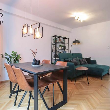 Beautiful Apartment In The City Center Краків Екстер'єр фото